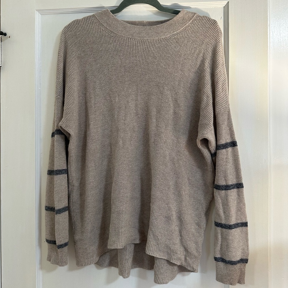 🧸 American Eagle tan sweater 🧸
